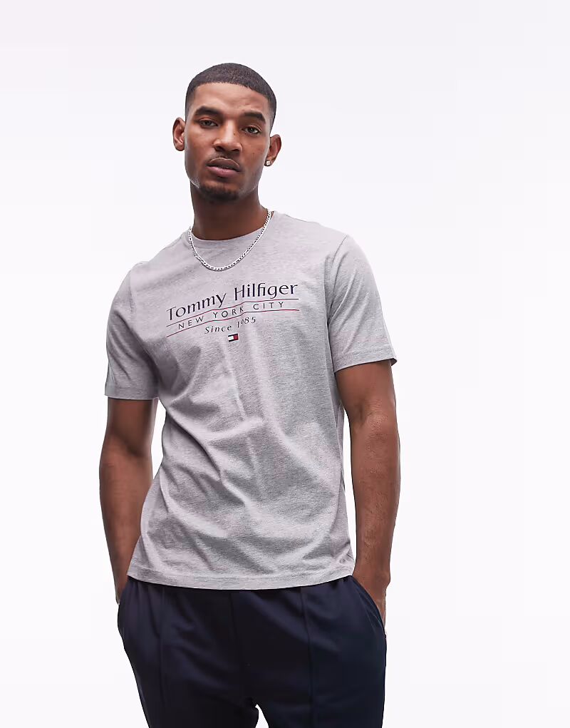 

Футболка Tommy Hilfiger с линейным логотипом в центре стека серого цвета