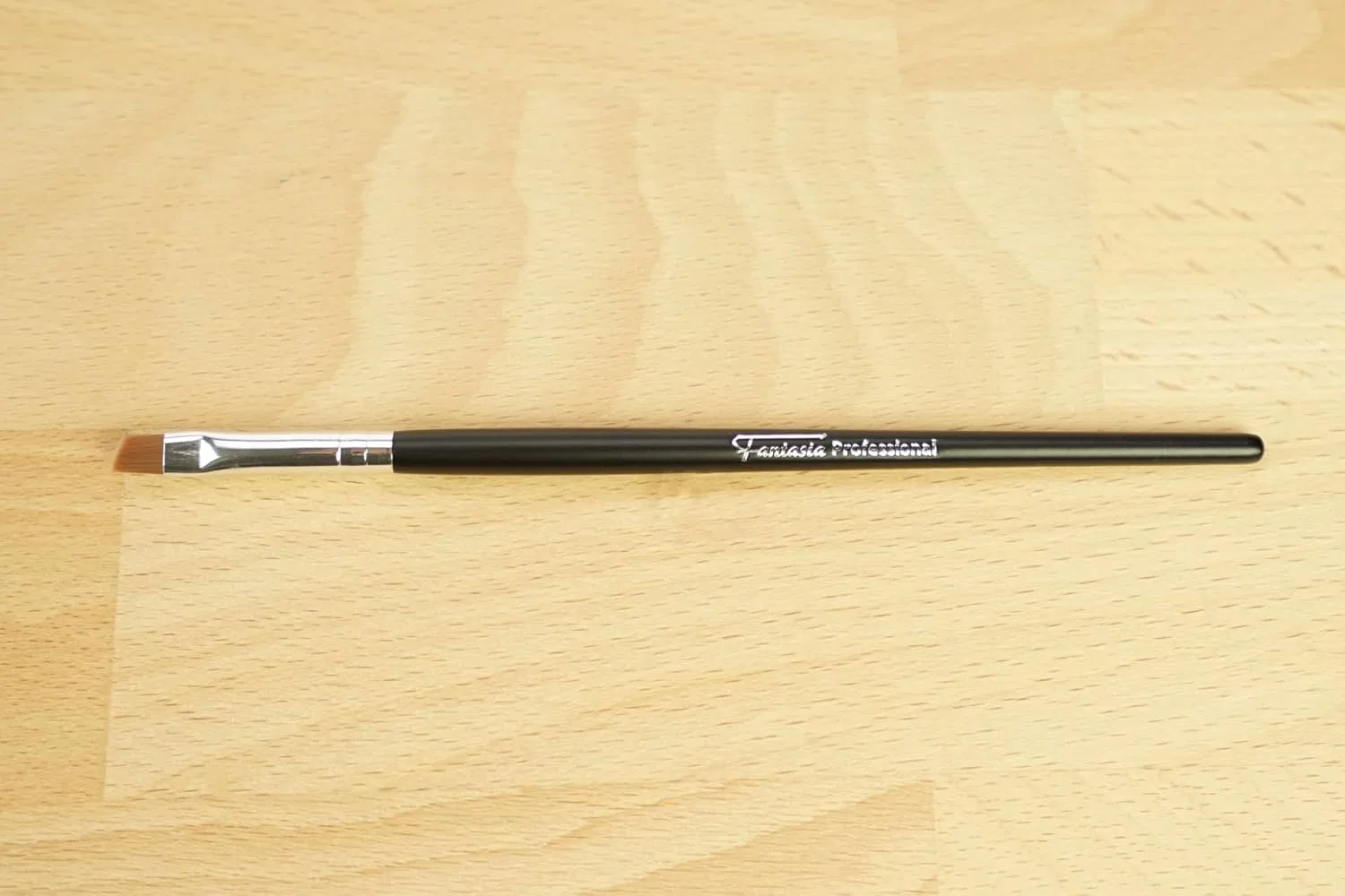 Скошенная кисть для теней «Professional Slanted Eye Shadow Brush Number 18038» от Fantasia Fantasia — фото 4