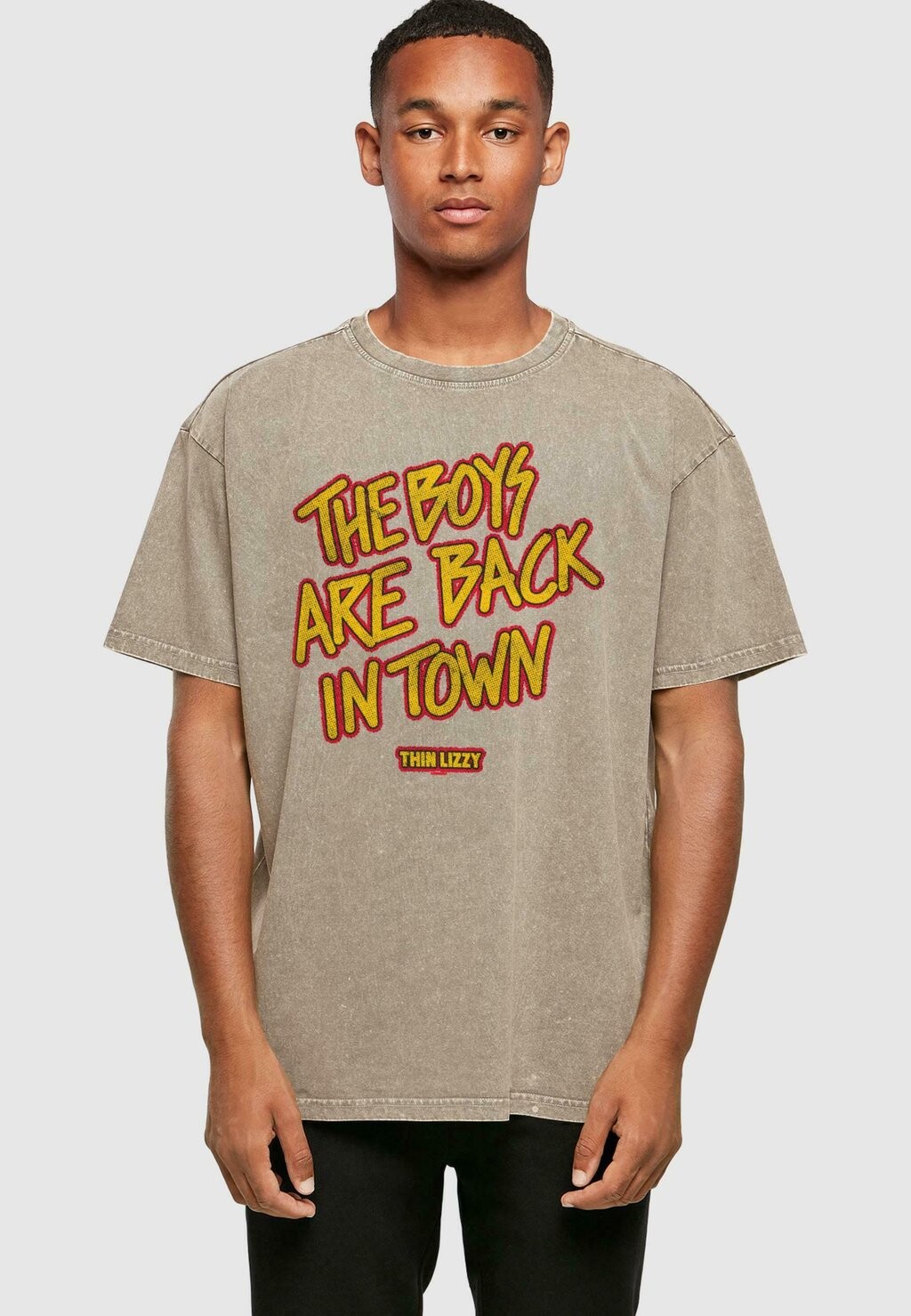 

Футболка с принтом THIN LIZZY THE BOYS STACKED TEE Merchcode, хаки