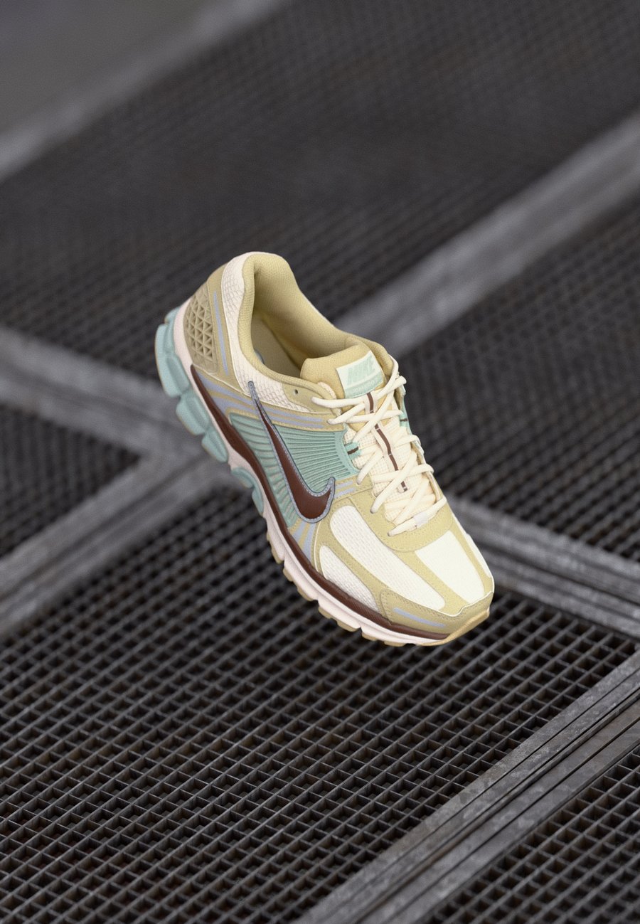 

Кроссовки Nike Sportswear ZOOM VOMERO 5 STYLE, Team Gold/Fauna Brown/Pale Ivory/Seafoam/Metallic Platinum/Beige