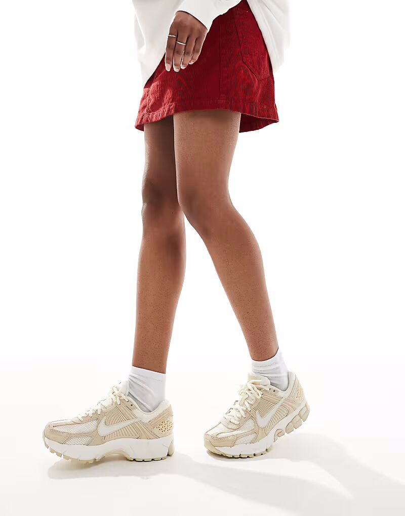 Кроссовки Nike Zoom Vomero 5 бежевого и белого цветов — фото 4