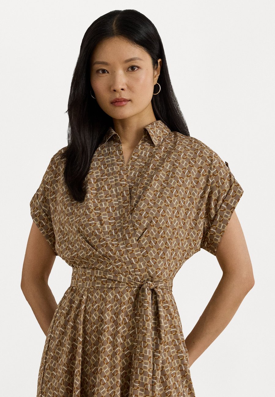 

Платье Lauren Ralph Lauren Petite GEO PRINT BELTED CREPE DRESS, Taupe
