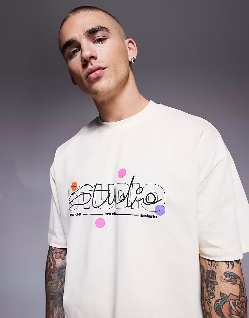 

Футболка свободного кроя ASOS DESIGN с объемным текстовым принтом цвета пахты