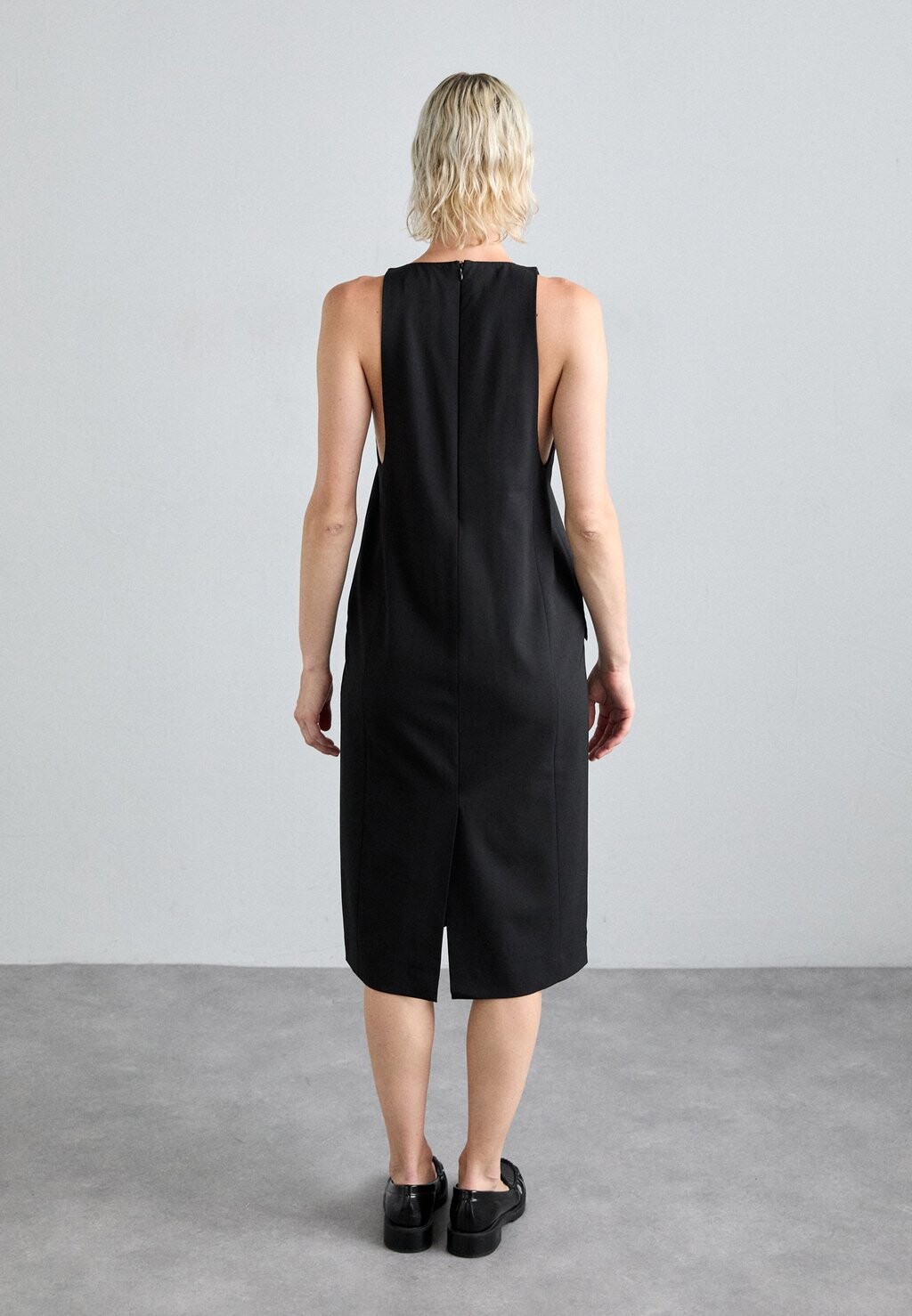 

Коктейльное/праздничное платье TAILORED V NECK DRESS Filippa K, черный