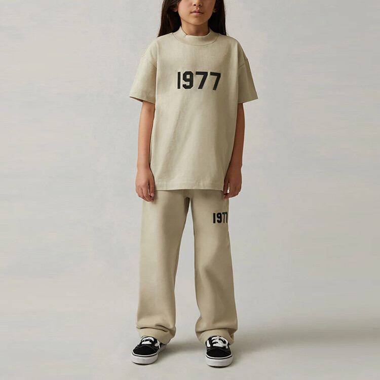 Детская футболка Fear Of God Essentials, цвет Wheat — фото 2