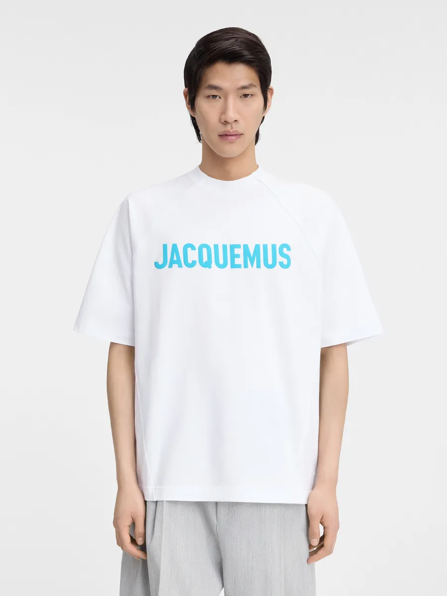 

Футболка с логотипом реглан Le Typo Jacquemus, мульти-белый