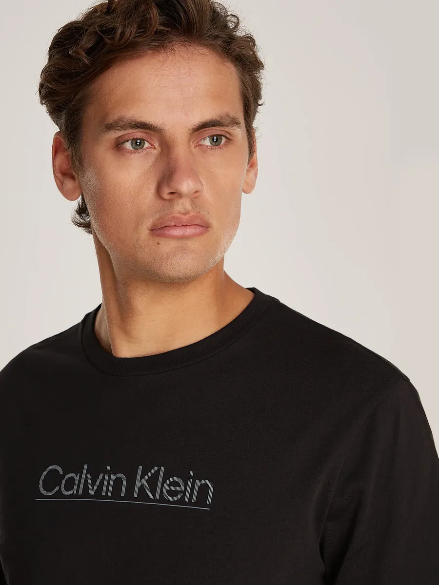 

Футболка Calvin Klein "RAISED LINE LOGO T-SHIRT" с надписью-логотипом, черный