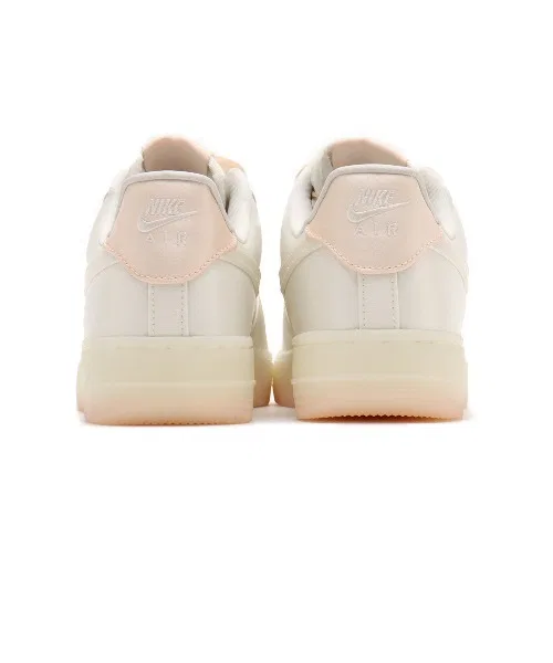 Женские кроссовки Nike Air Force 1 '07 LV8 из сатина белые — фото 3