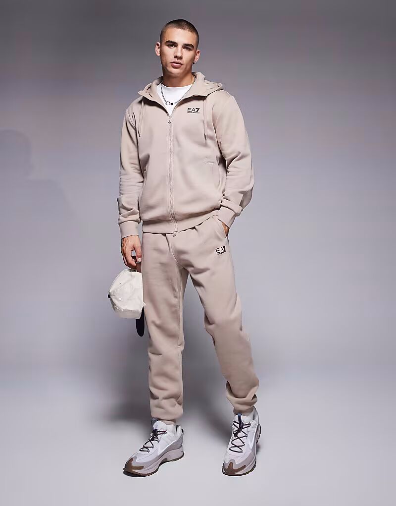 

Комплект из толстовки с капюшоном и джоггеров Armani EA7 бежевого цвета с логотипом на молнии