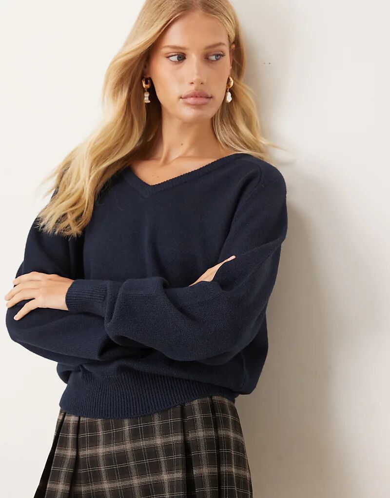 

Вязаный свитер Gina Tricot с длинными рукавами и V-образным вырезом темно-синего цвета