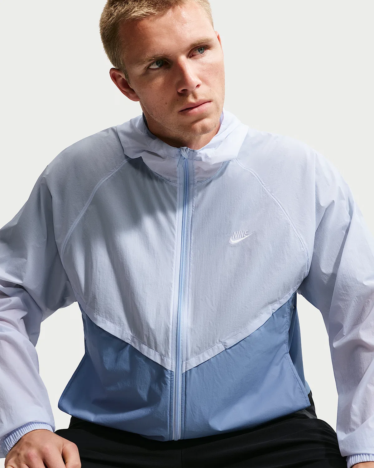 Мужская нестеганая куртка-ветровка Nike Windrunner на молнии с защитой от УФ, Hydrogen Blue/Work Blue/White — фото 3