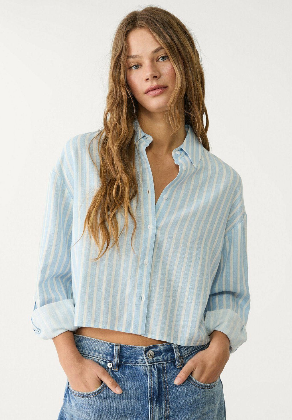 

Рубашка STRIPED CROPPED Stradivarius, синий