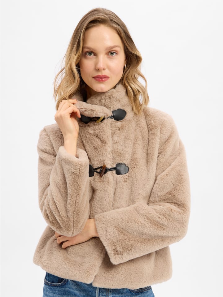 

Куртка бежевого цвета comma