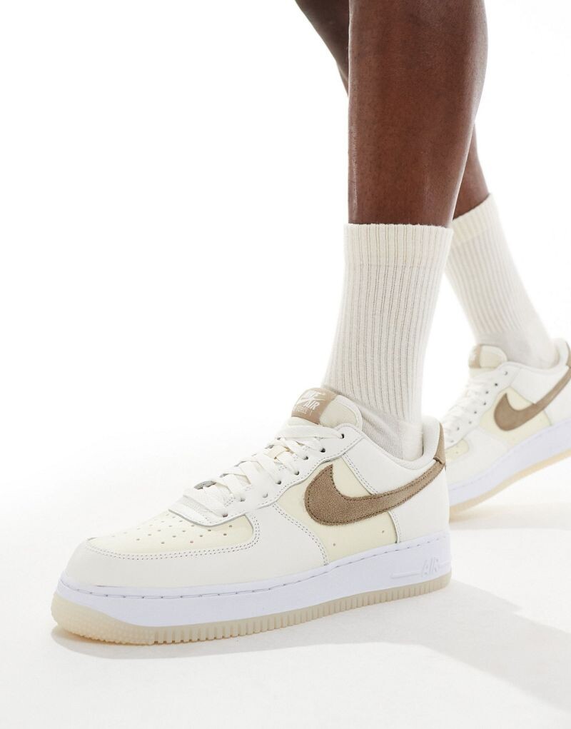 

Кроссовки Nike Air Force 1 '07 кремового и хаки