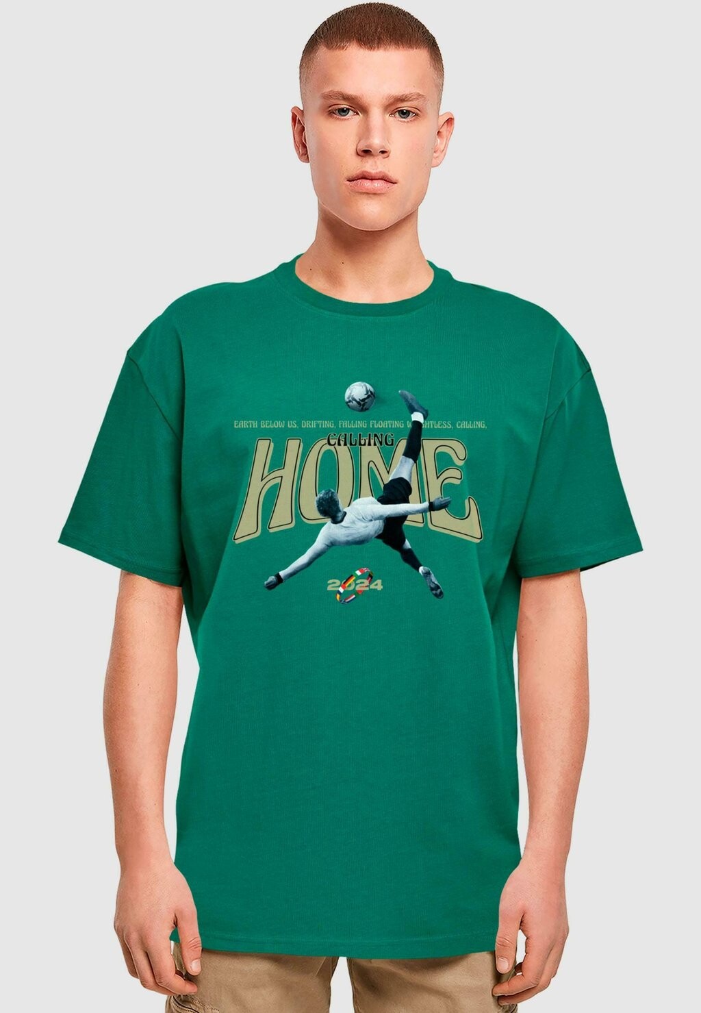 

Футболка с принтом CALLING HOME TEE Upscale by Mister Tee, зеленый