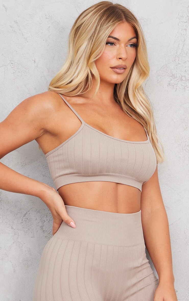 

PrettyLittleThing Бюстгальтер без косточек с широким структурированным ребристым вырезом Stone и овальным вырезом