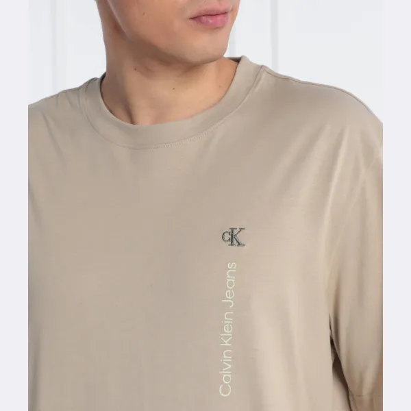Футболка свободного кроя с вертикальным принтом в институциональном стиле Calvin Klein, бежевый — фото 4