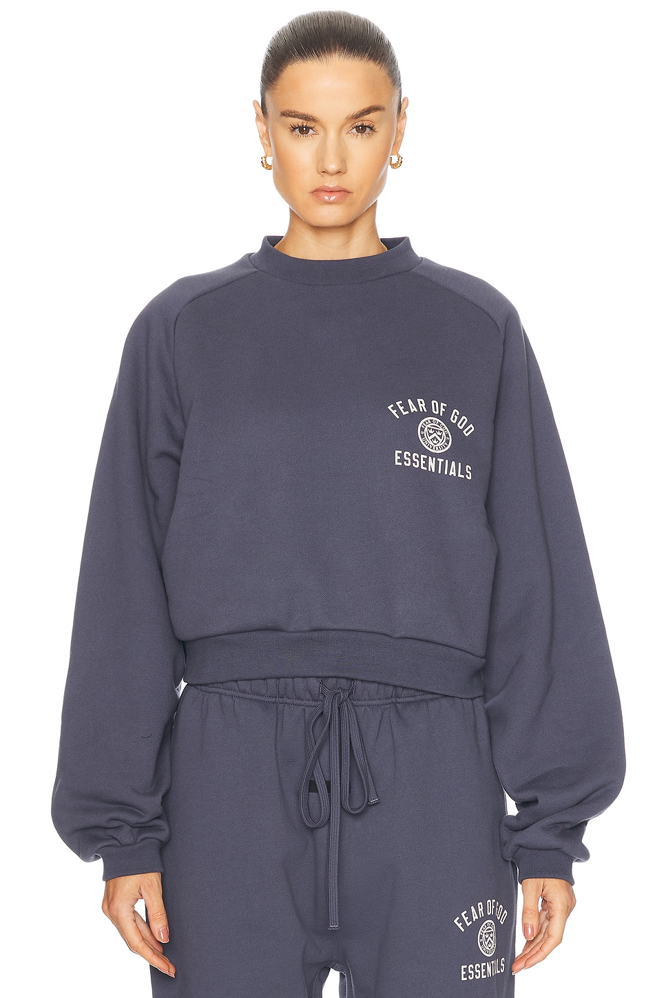 

Укороченный свитшот с круглым вырезом Fear of God ESSENTIALS, цвет Marine