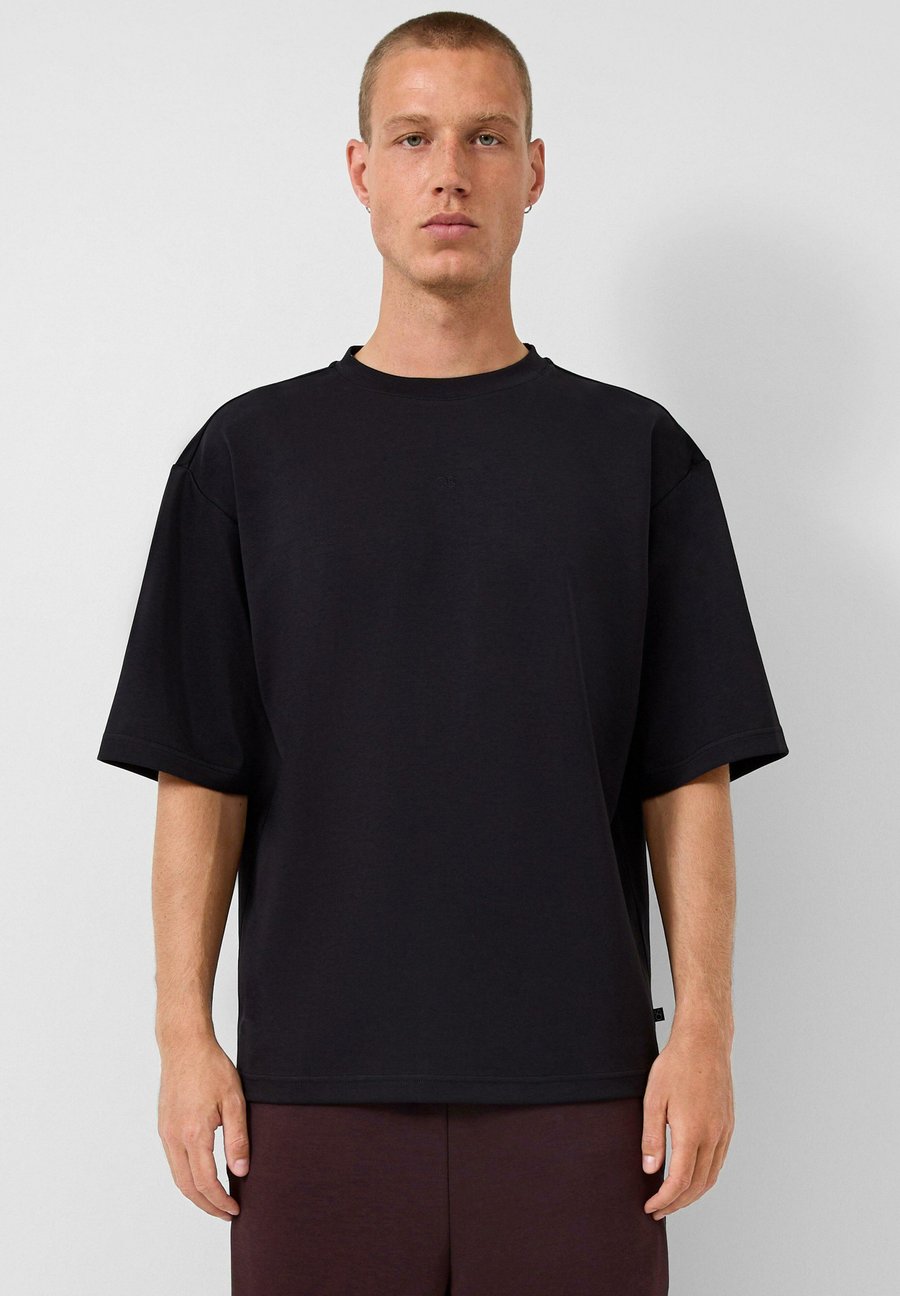 

Футболка QS LOOSE FIT MIT LOGOSTICKEREI, Schwarz/Black, Черный, Футболка QS LOOSE FIT MIT LOGOSTICKEREI, Schwarz/Black