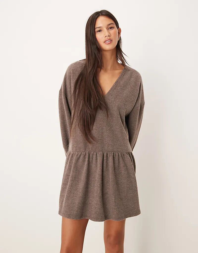 

Супермягкое мини-платье шоколадного цвета с V-образным вырезом и заниженной талией от ASOS DESIGN