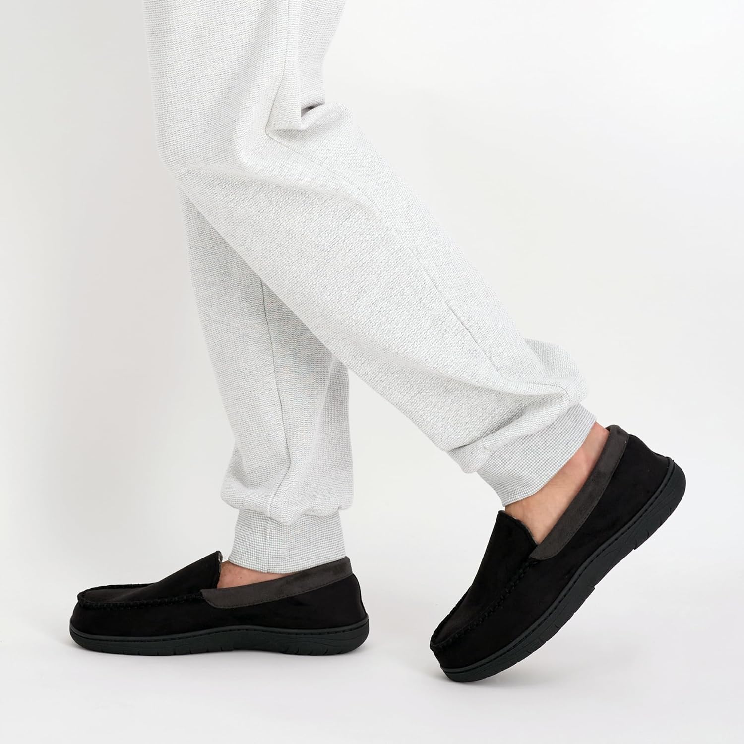 Мужские домашние тапочки Haggar Venetian Slipper для дома и улицы с комфортом из пены с эффектом памяти, черный — фото 2