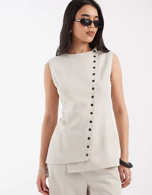 

Асимметричный жилет строгого кроя Pretty Lavish с камнем