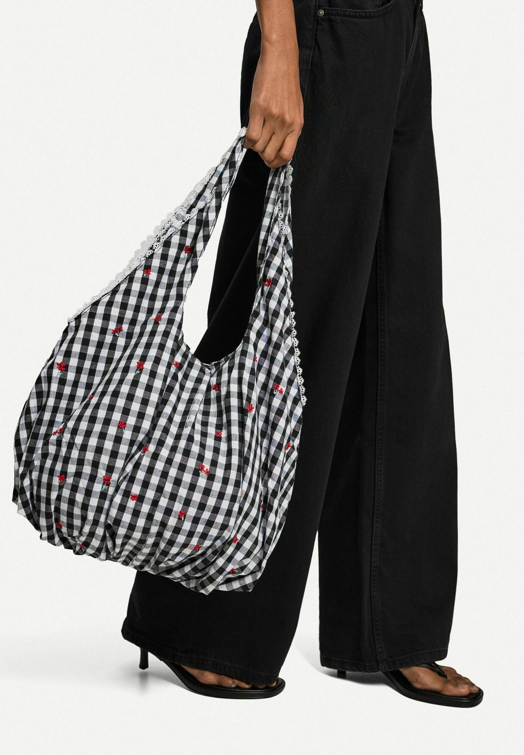 

Сумка GINGHAM WITH FLORAL EMBROIDERY Bershka, черный