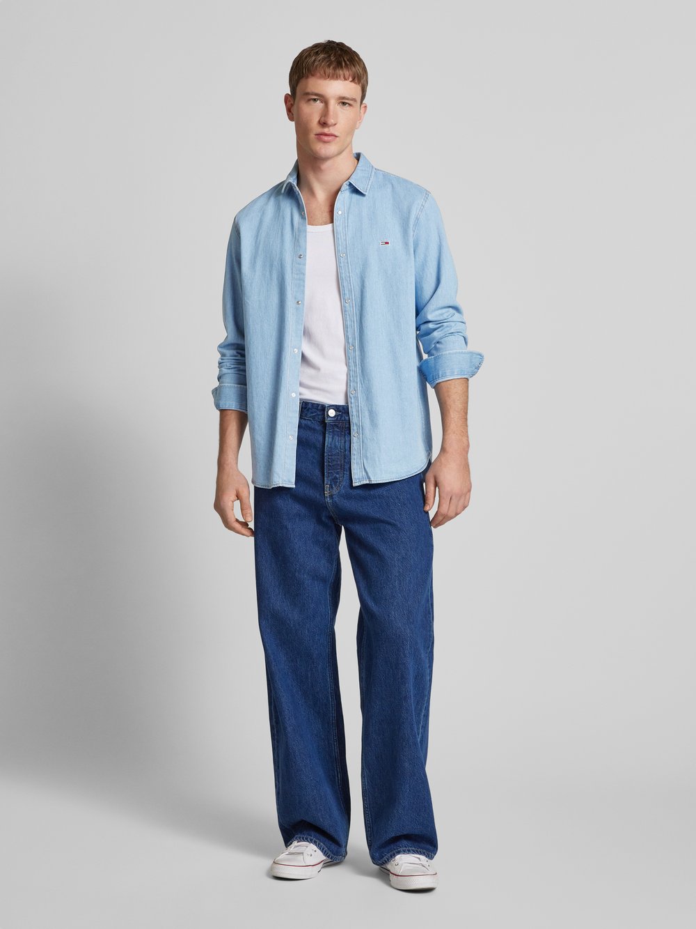 

Рубашка джинсовая классического кроя с вышитым логотипом Tommy Jeans, светло-голубой