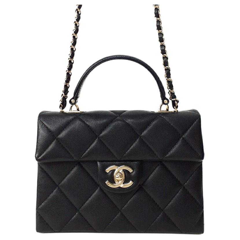 

CHANEL Кожаная сумка через плечо с золотистой фурнитурой
