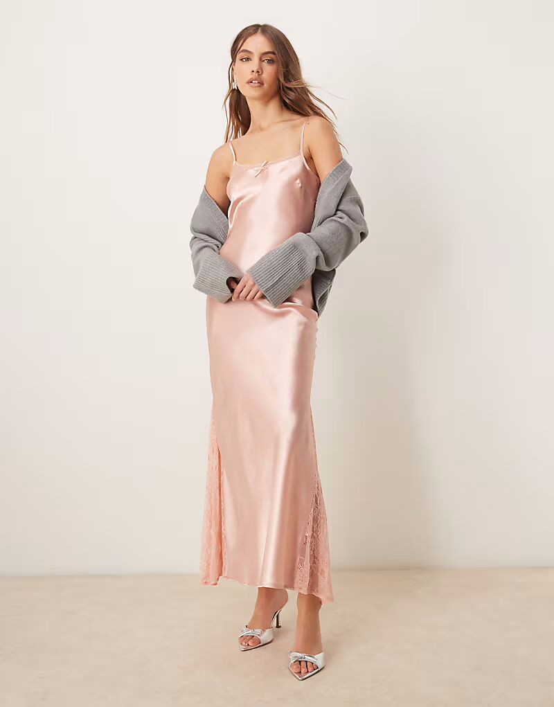 

Длинное платье-комбинация Miss Selfridge из смеси атласа и кружева, светло-розового цвета