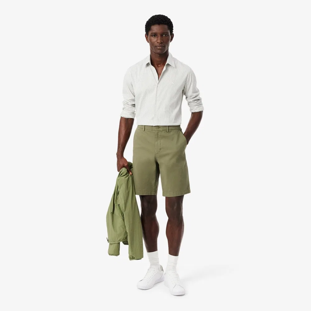 Мужские твиловые шорты-чиносы бермуды цвета хаки от Lacoste