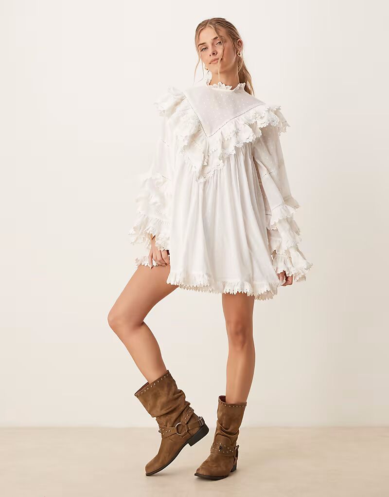 

Мини-платье ASOS DESIGN с высоким воротом и косыми оборками белого цвета