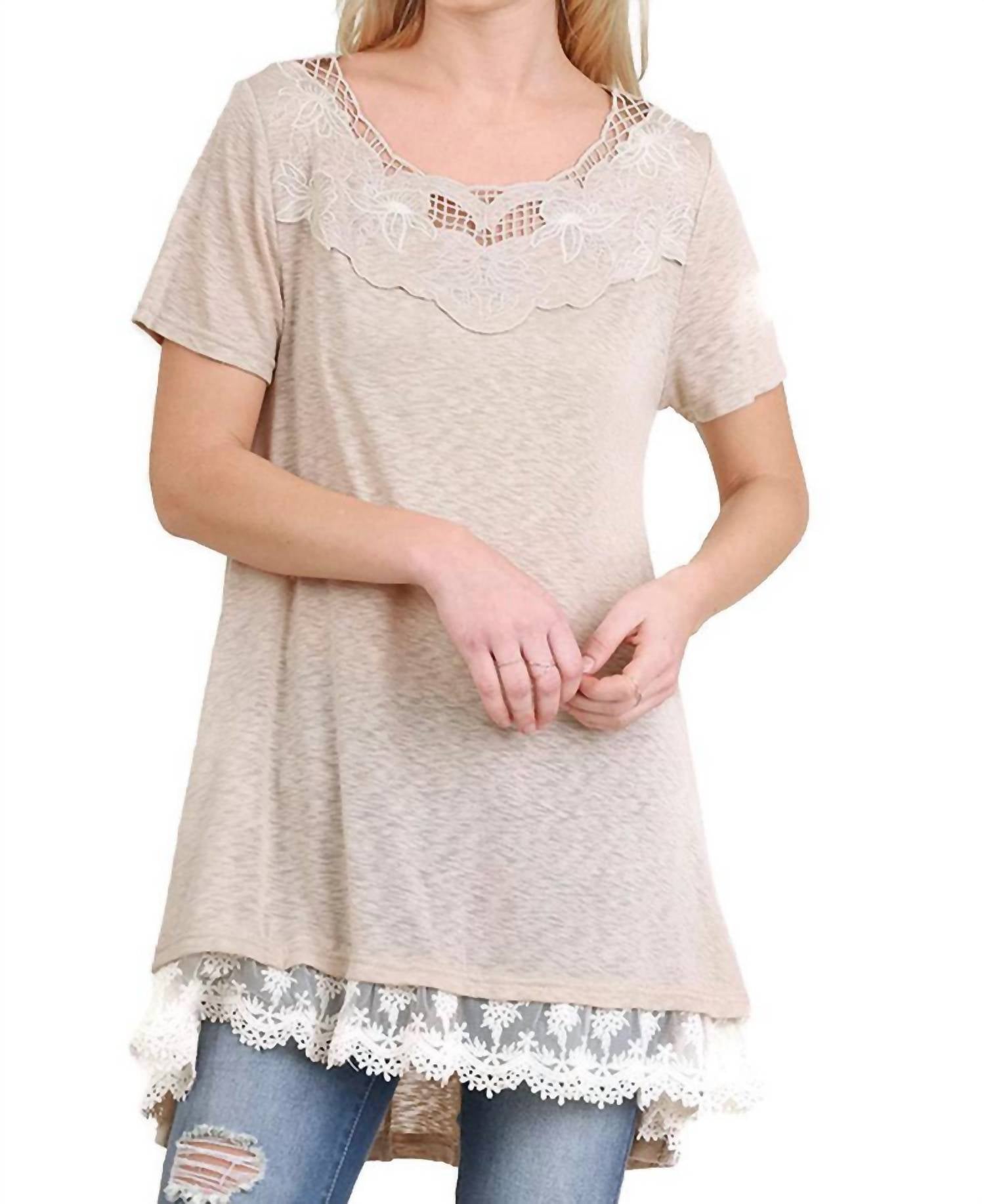 

Туника с цветочным кружевным кантом в бежевом цвете Umgee