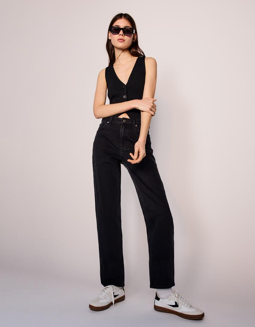 

Джинсы mom с высокой посадкой и комфортом Bershka, черный