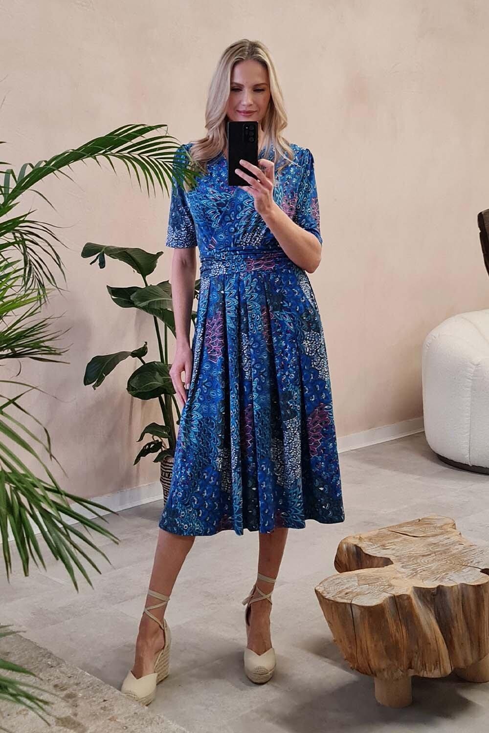

Платье с запахом спереди и принтом павлина Izabel London, синий