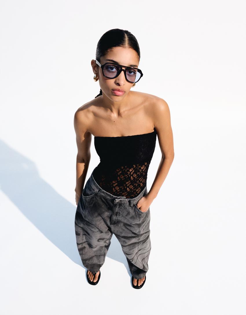 

Боди-Бандо из светлого кружева с вырезом Bershka, черный