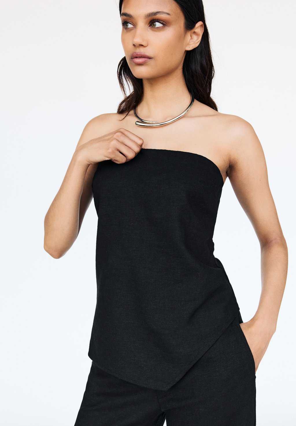 

Топ ASYMMETRIC STRAPLESS PULL&BEAR, черный