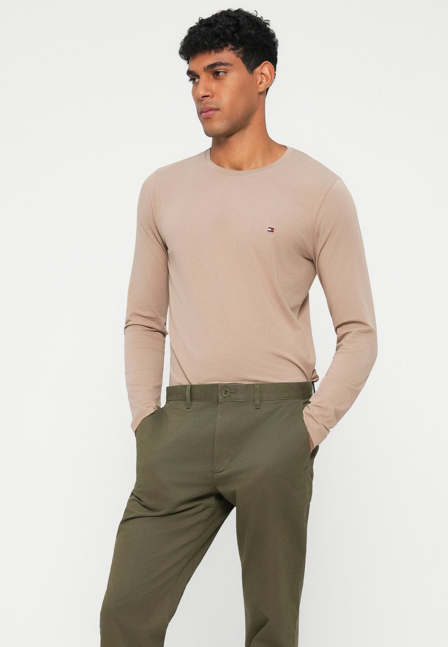 Топ Tommy Hilfiger SLIM FIT LONG SLEEVE TEE, Coastal Taupe/Taupe — фото 4