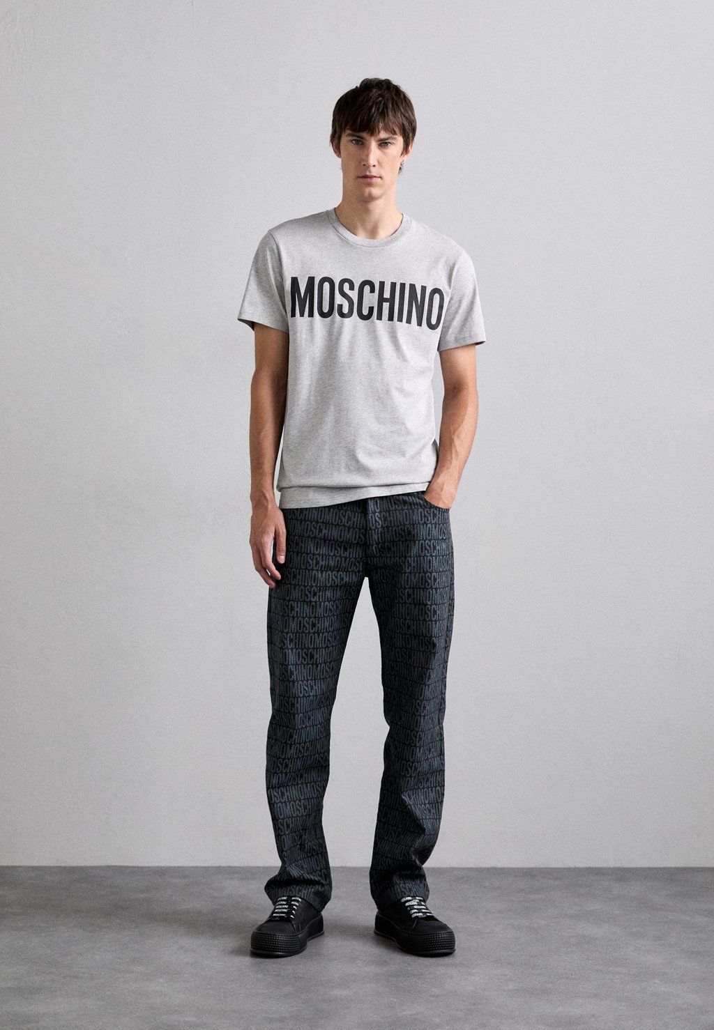 

Принт на футболке MOSCHINO, серый