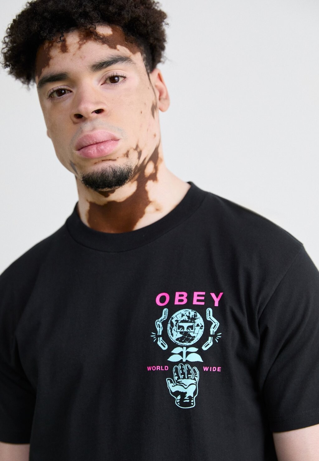 

Футболка с принтом HELPING HAND Obey Clothing, черный