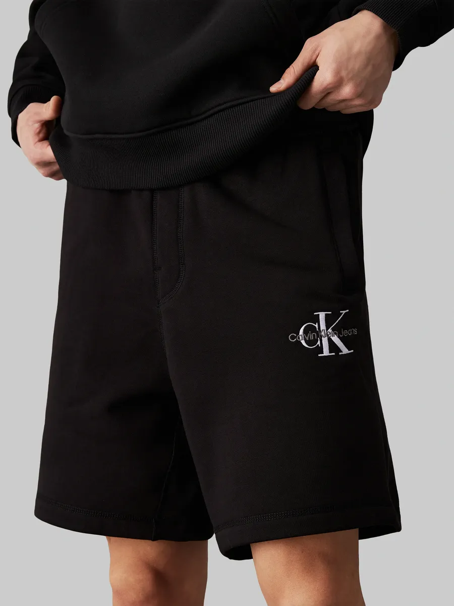 

Толстовки Calvin Klein Jeans "MONOLOGO HWK SHORT" с надписью-логотипом, цвет Ck Black