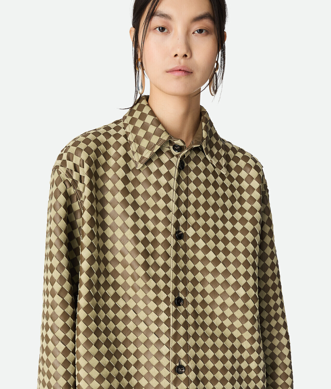 Intrecciato leather and suede shirt BOTTEGA VENETA, травертин/лиана — фото 4
