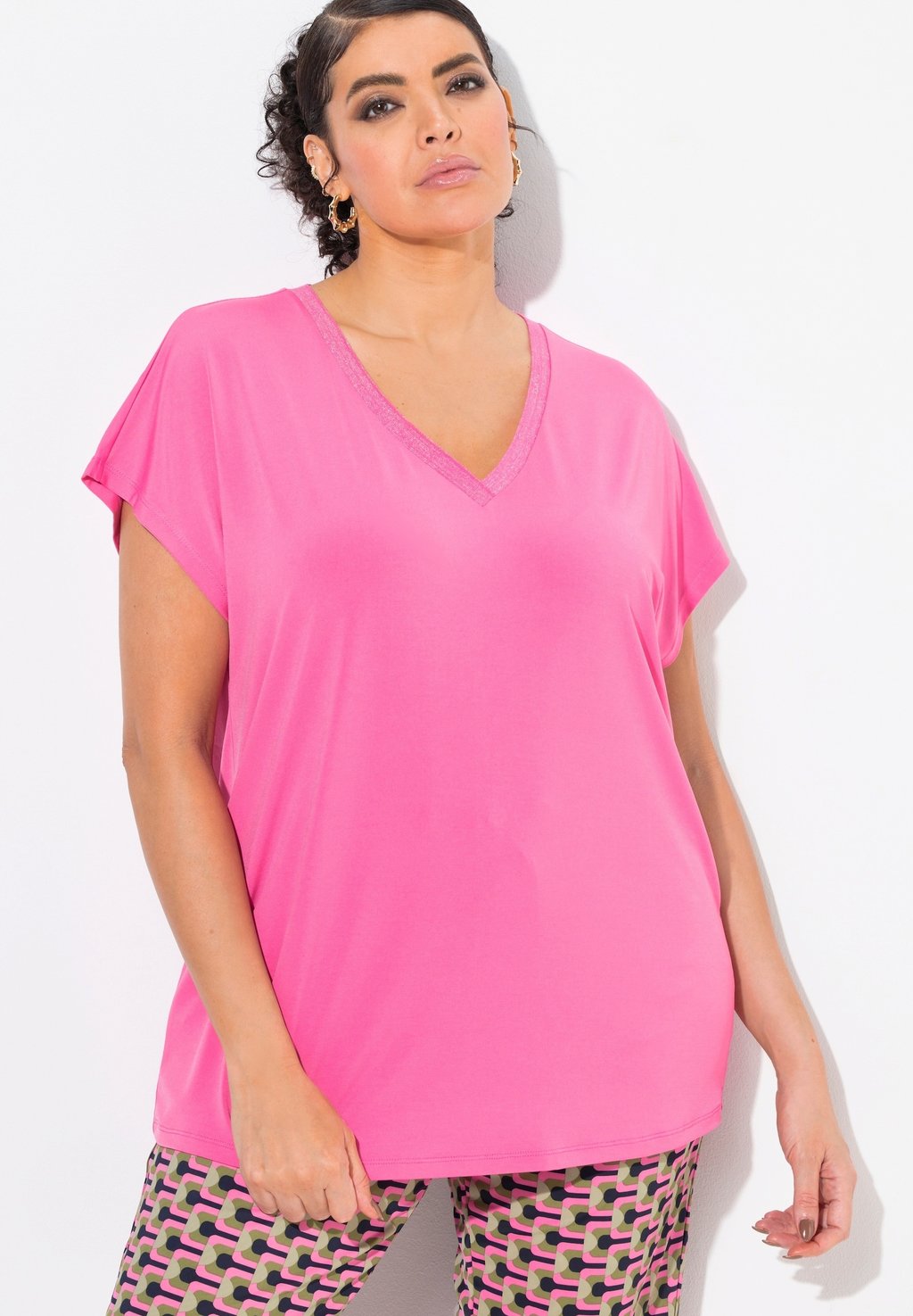 

Футболка с принтом GLITTER TRIM CAP SLEEVE V-NECK Ulla Popken, розовый