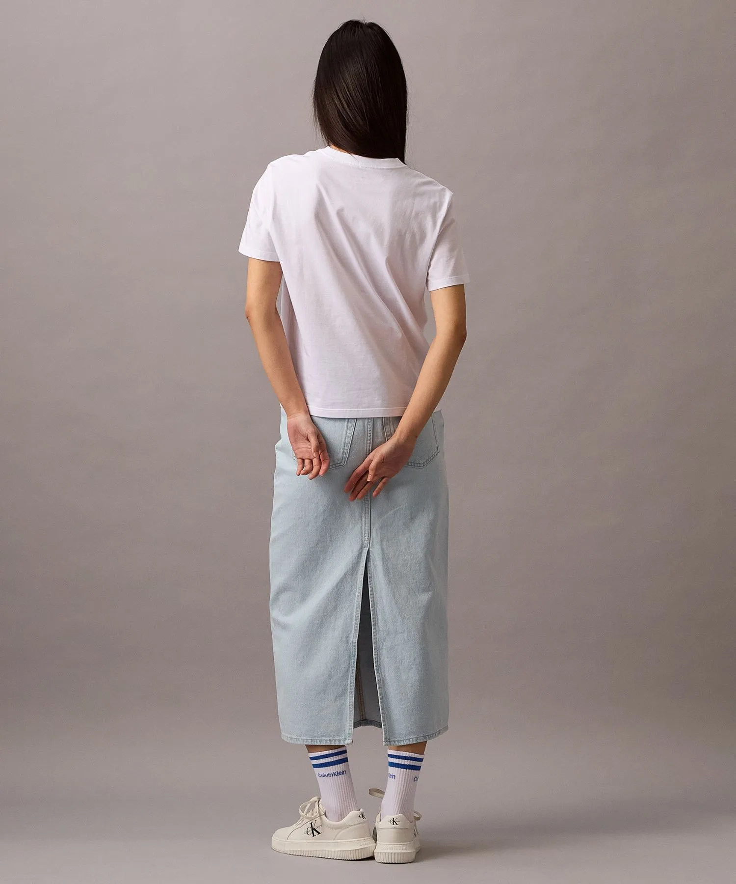 Женская футболка с монолого Calvin Klein Classic Crew Neck черная — фото 4
