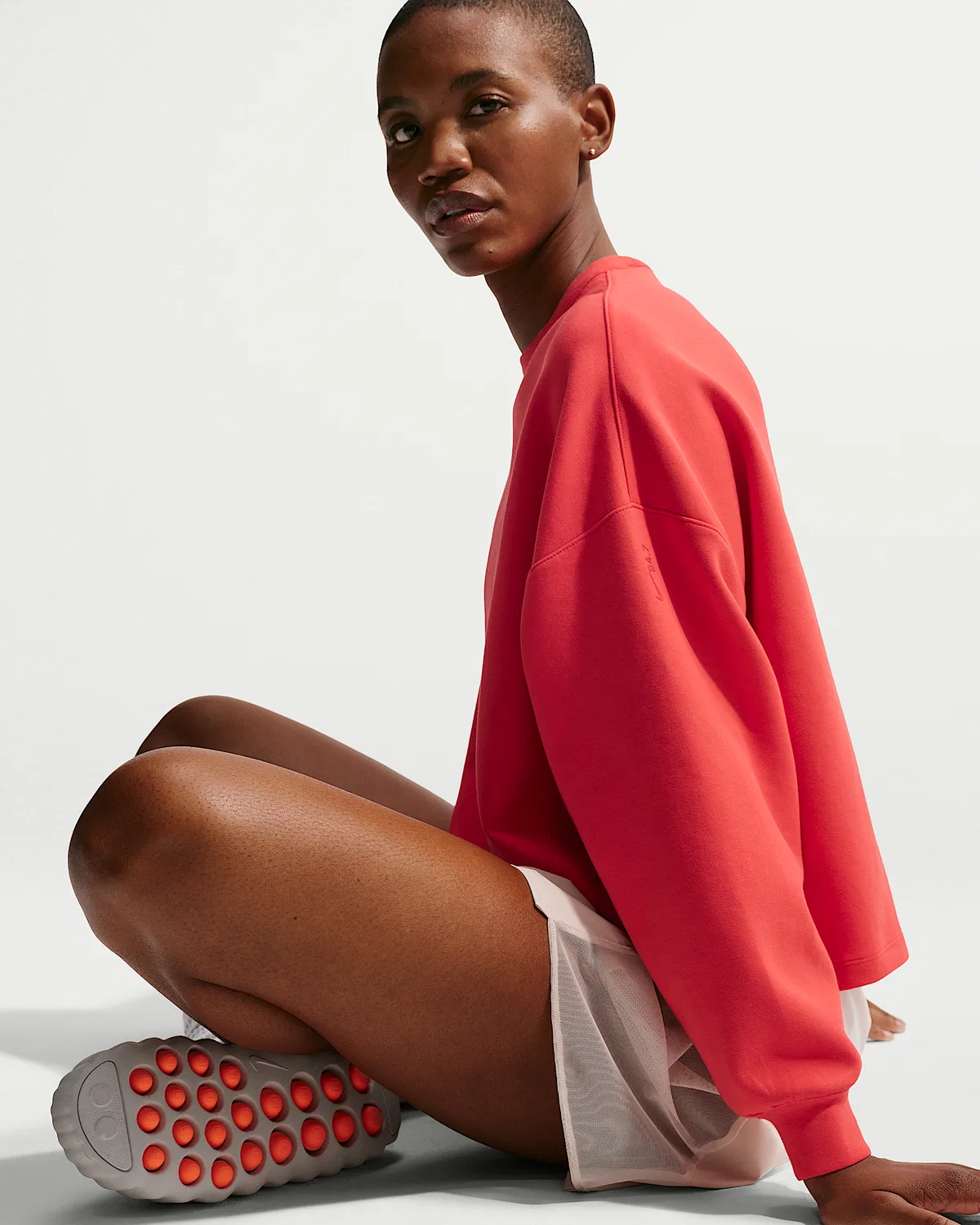 Женская футболка Nike 24.7 ImpossiblySoft Dri-FIT Oversized с круглым вырезом, Light Crimson/University Red — фото 3
