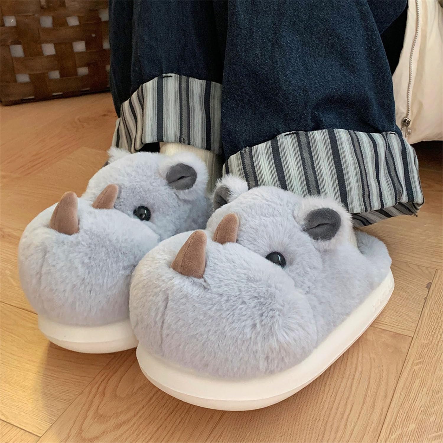 Тапочки Jfxgjuv Koala, милые плюшевые тапочки в виде животных для женщин и мужчин: носорог, енот, ленивец, пингвин, панда, кот. Мягкие тапочки с эффектом памяти, теплые и пушистые для зимы, для дома и улицы, серый — фото 2