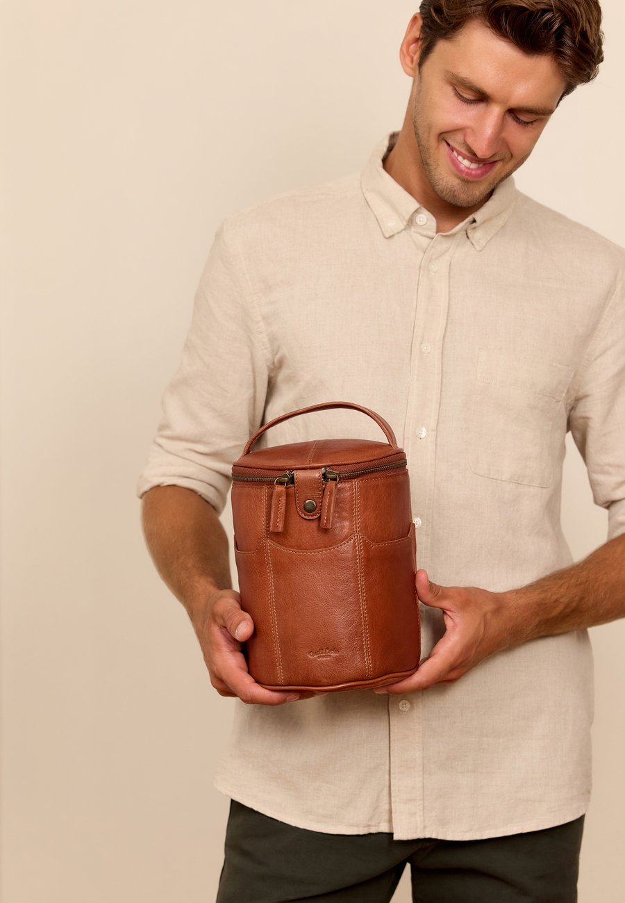 

Сумка Gusti Leder CORVIN, Braun/Mottled Brown