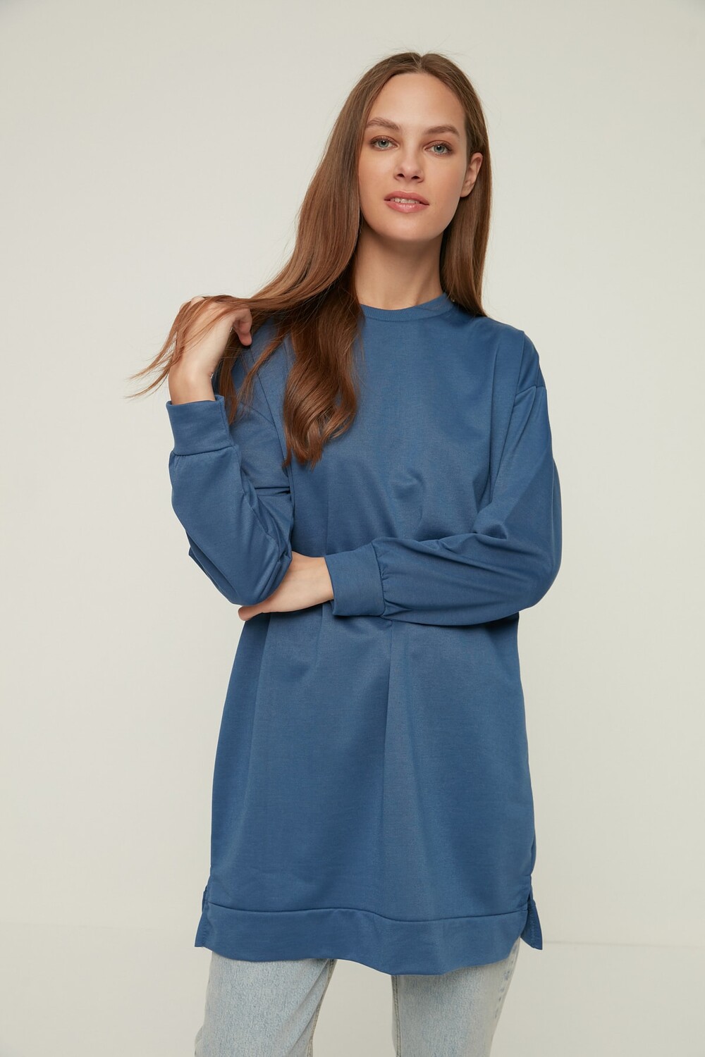 

Базовый вязаный свитшот цвета индиго с круглым вырезом и разрезом Trendyol Modest, темно-синий