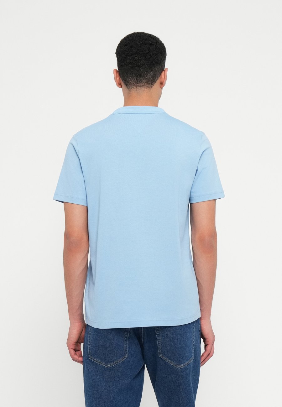 Футболка Tommy Hilfiger BRAND LOVE SMALL TEE, Well Water/Blue — фото 3