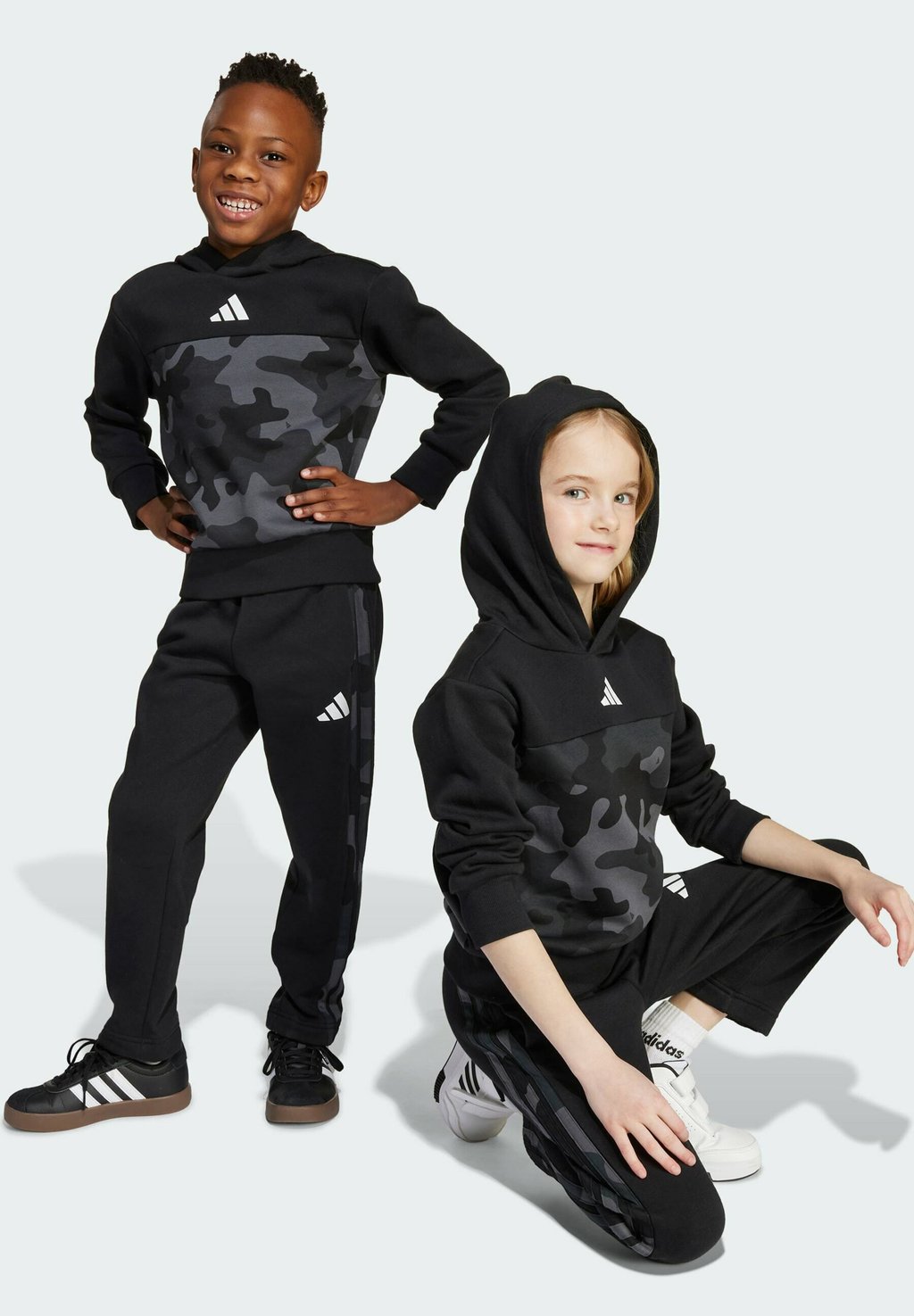 Костюм SEASONAL ESSENTIALS CAMO JOGGER SET Adidas Sportswear, черный — фото 3